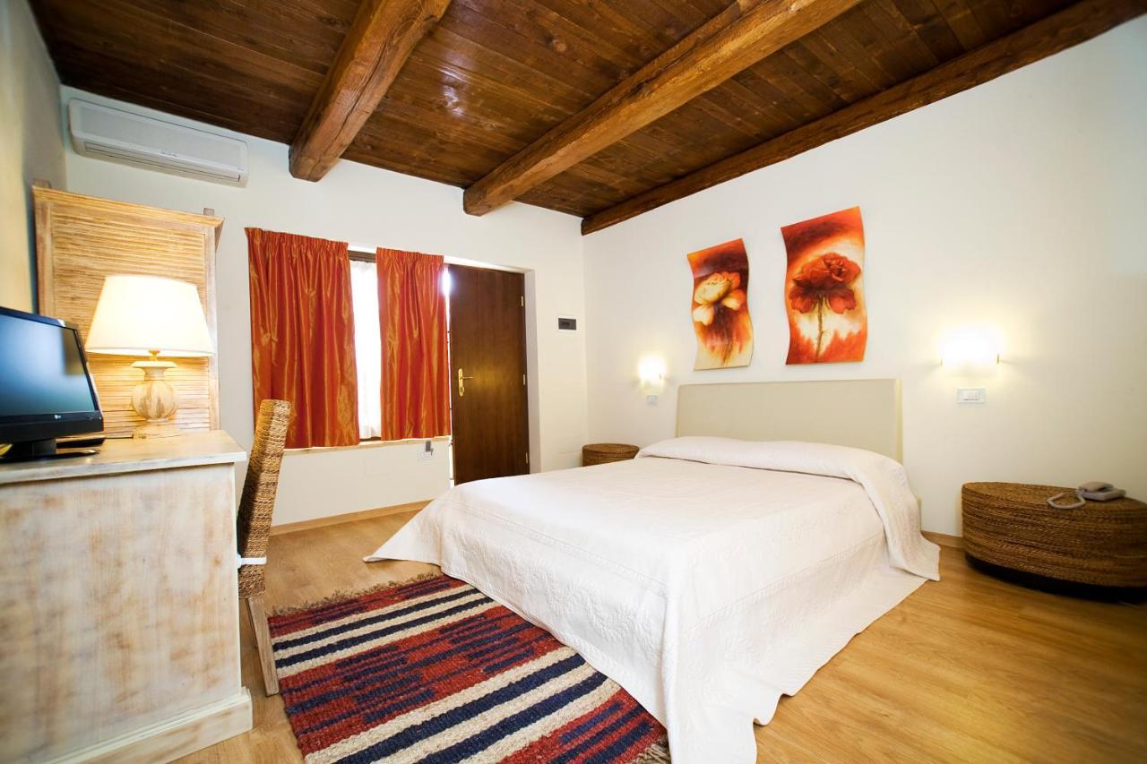 Il Baio Relais & Natural Spa Camporoppolo Exteriör bild